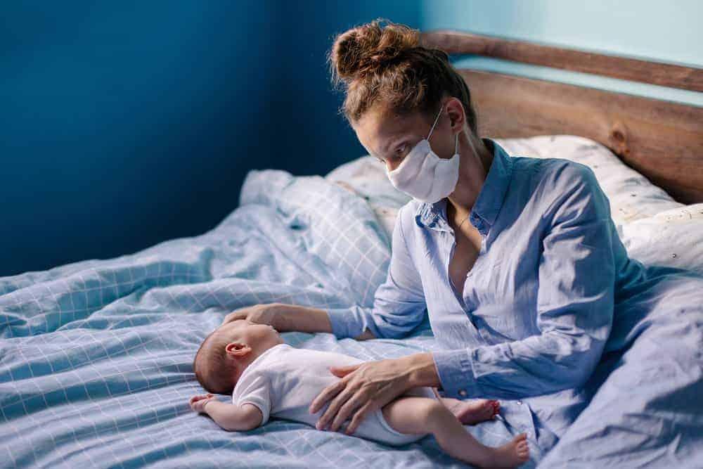 Mẹ nhiễm Covid-19 có cho con bú ngay sau sinh được không