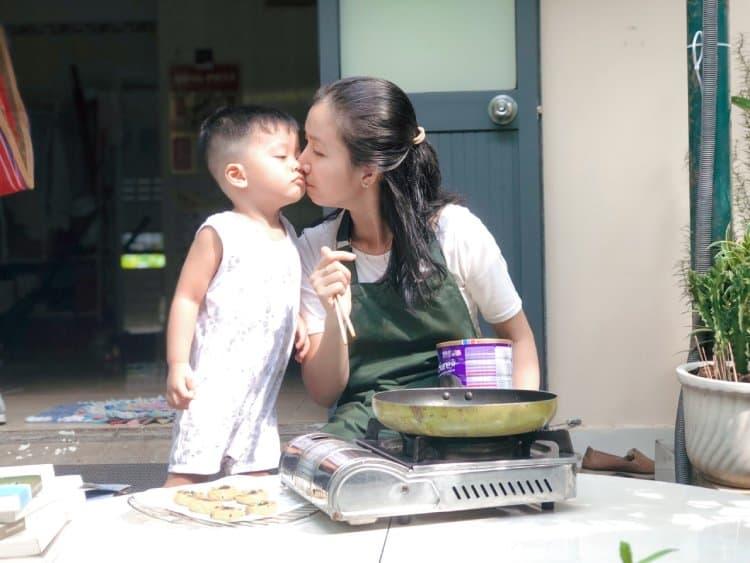 Những người mẹ "bé nhỏ" nhưng "lớn lao" của gia đình mùa dịch Những người mẹ "bé nhỏ" nhưng "lớn lao" của gia đình mùa dịch