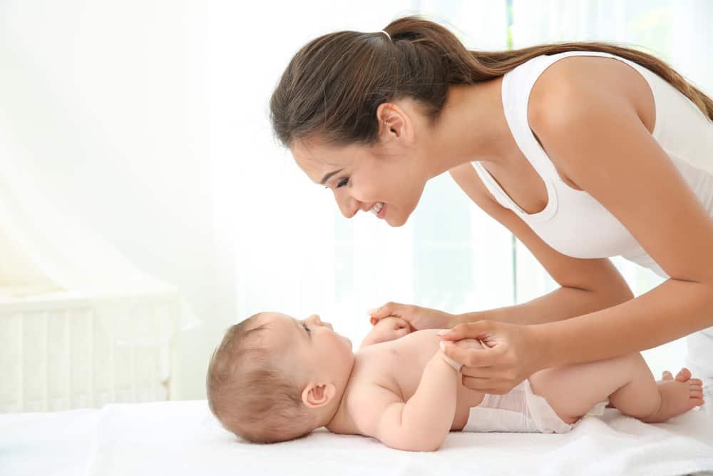 Mách bạn cách vệ sinh tai mắt mũi miệng cho trẻ sơ sinh an toàn và nhanh gọn