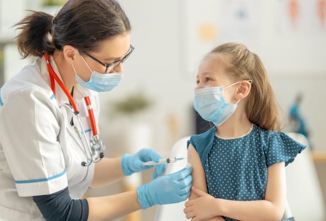 Cha mẹ cần biết: Trước khi tiêm vắc xin cần chuẩn bị những gì cho bé?