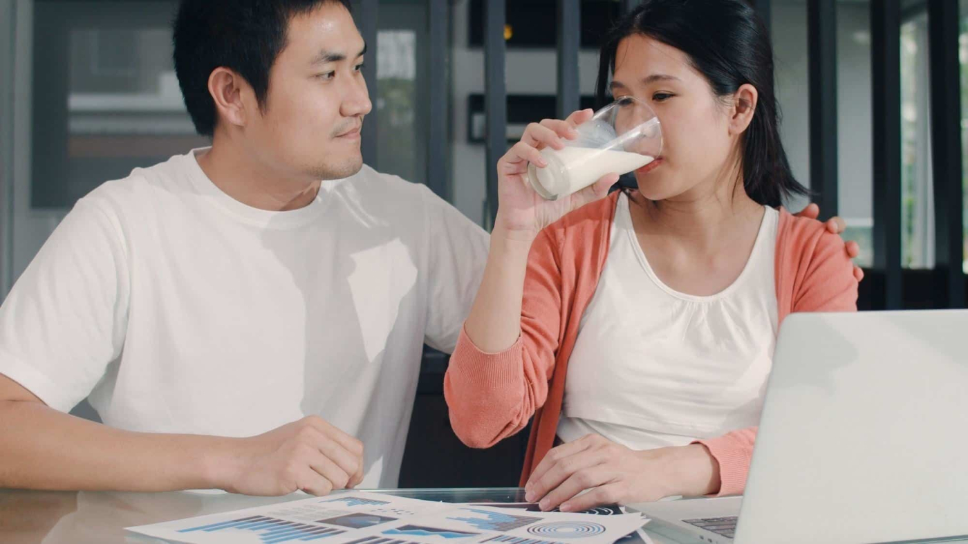 Hỏi đáp Bác sĩ: Uống sữa nhiều khi mang thai có hại không?