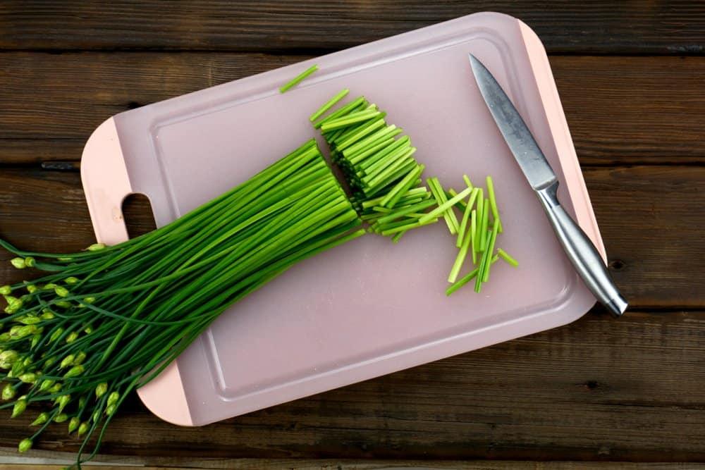 Hỏi đáp Bác sĩ: Uống canh hẹ trị ho có đúng không?