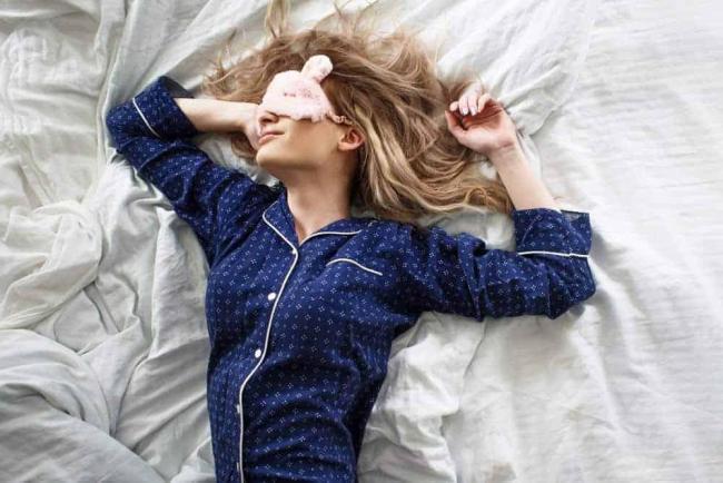 Đeo bịt mắt ngủ có hại không?