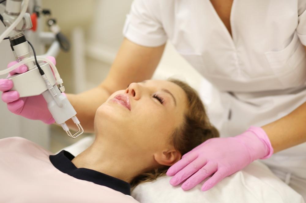 Laser toning là gì? 5 lợi ích của laser toning cho da