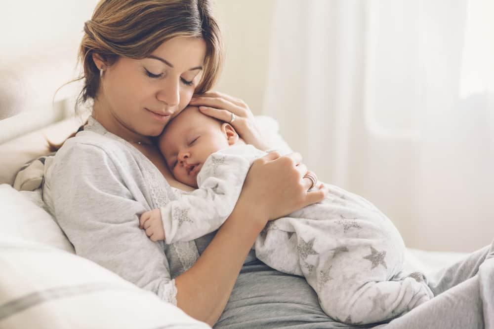 Trẻ sơ sinh bị táo bón phải làm sao? Khi nào cần đưa trẻ đi khám?
