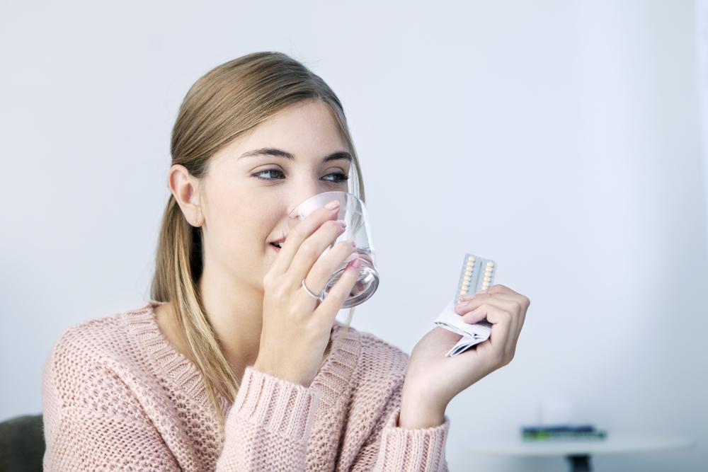 Hỏi đáp Bác sĩ: Uống thuốc tránh thai hàng ngày lâu dài có hại không?