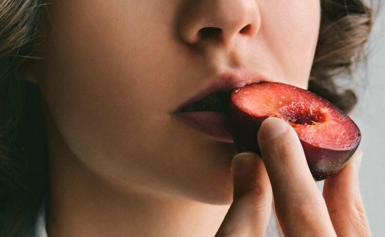 Ăn mận có nóng không? Tác hại của mận hậu khi ăn quá nhiều