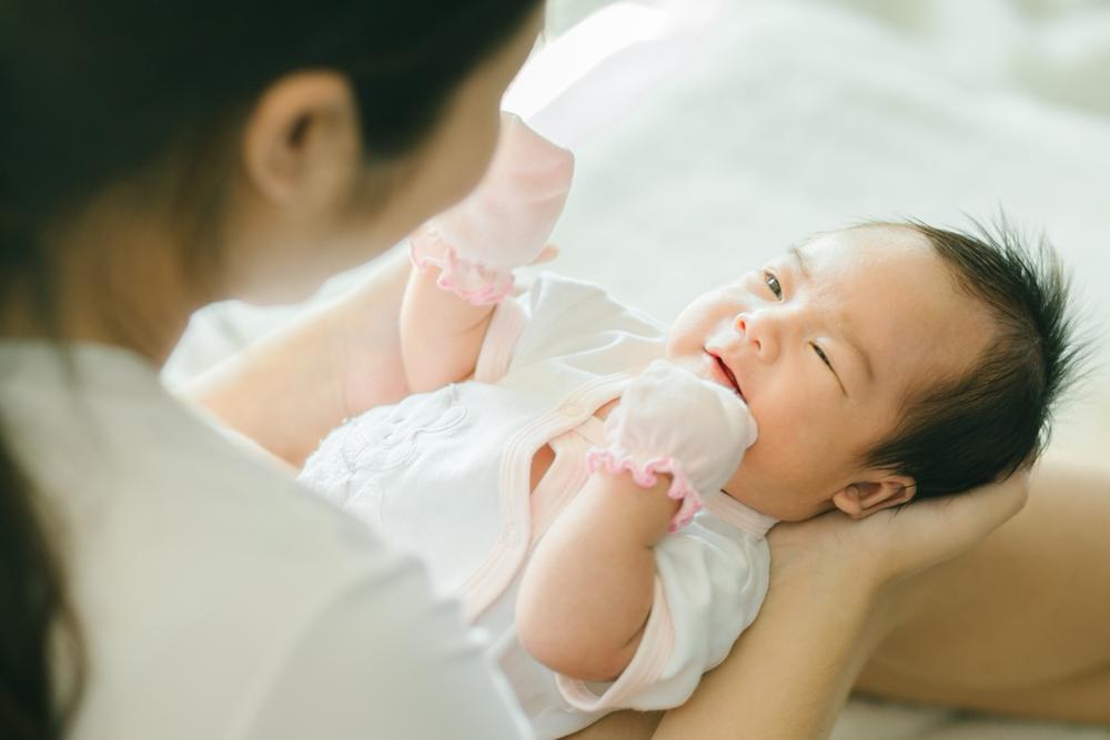 Có nên đeo bao tay cho trẻ sơ sinh? Lời khuyên bạn nên tham khảo