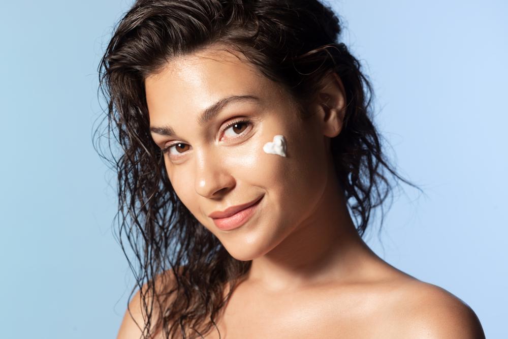 Tại sao dùng kem chống nắng bị mụn?