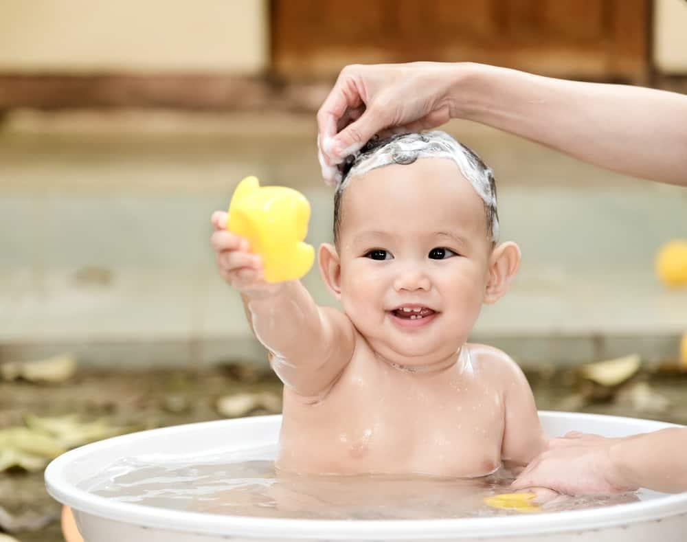 Trẻ sốt mọc răng có nên tắm không? Cách tắm an toàn cho bé