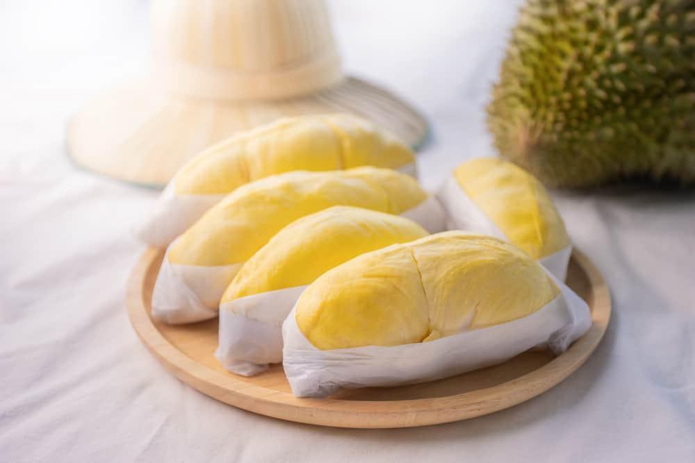 Cho con bú ăn sầu riêng được không, có bị mất sữa không?