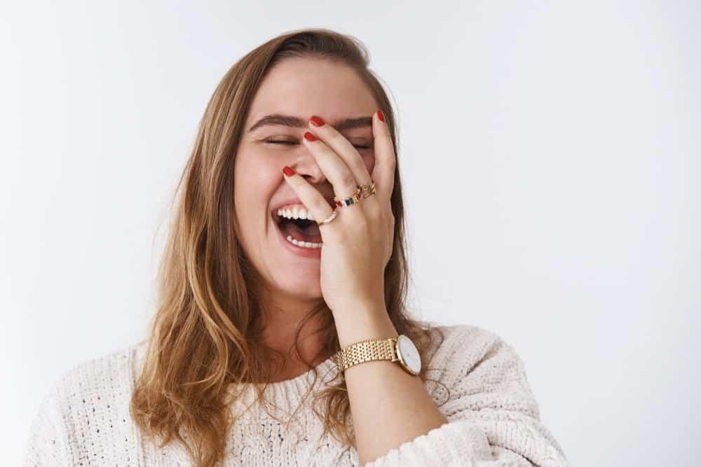 Cười nhiều là dấu hiệu của bệnh tâm thần phải không?