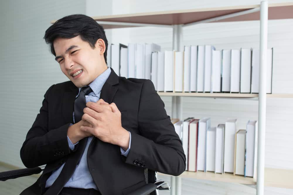đau ngực bên trái do vấn đề tiêu hóa
