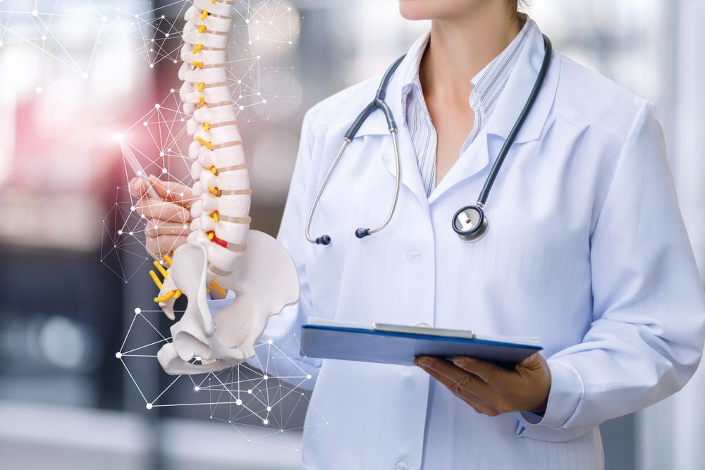 Hỏi đáp bác sĩ:  Bao lâu thì có thể tháo nẹp vít cột sống?