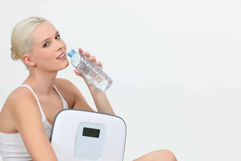 Uống nước nhiều có tăng cân không? Vì sao bị tăng cân khi uống nước?
