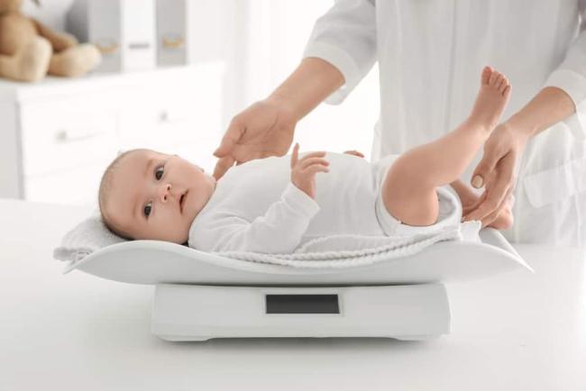Trẻ 3 tháng tuổi nặng bao nhiêu kg là đạt? Bí quyết chăm con chuẩn cân