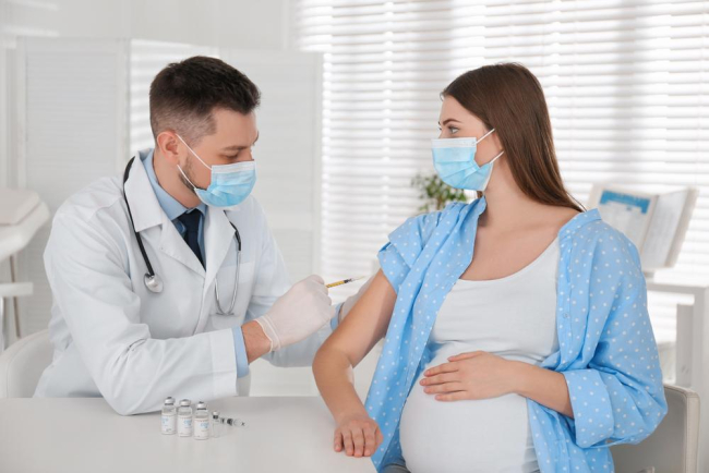 Bầu mấy tháng thì tiêm phòng? Tiêm vaccine khi mang thai có an toàn?