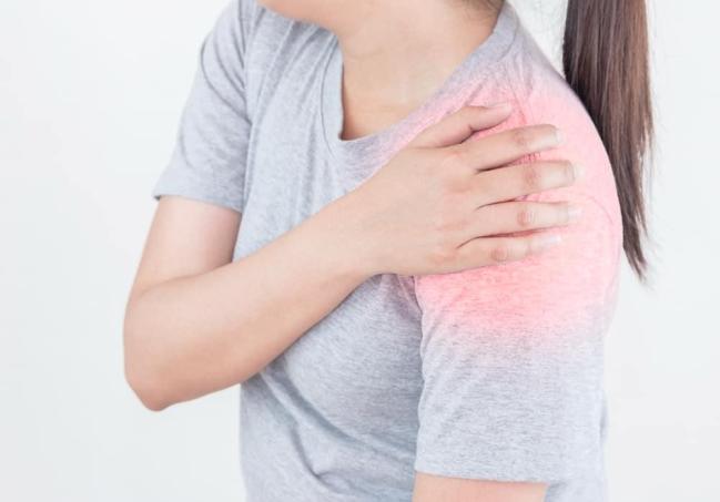 Mách bạn cách chữa trật khớp vai tại nhà an toàn, hiệu quả