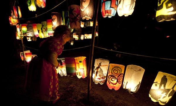 Cách làm đèn Trung thu bằng chai nhựa cho bé cực kỳ đơn giản, sáng tạo