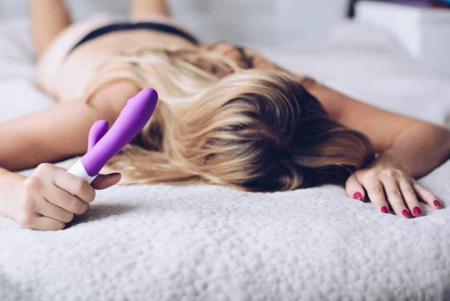Dildo là gì? Hướng dẫn sử dụng dildo an toàn cho phụ nữ