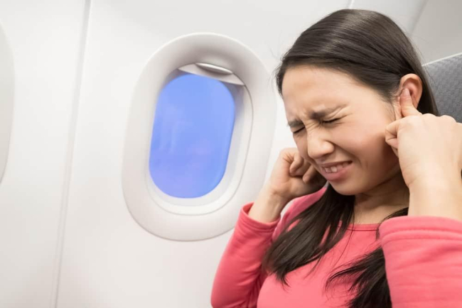 Tại sao đi máy bay bị ù tai? Cách khắc phục ù tai khi đi máy bay