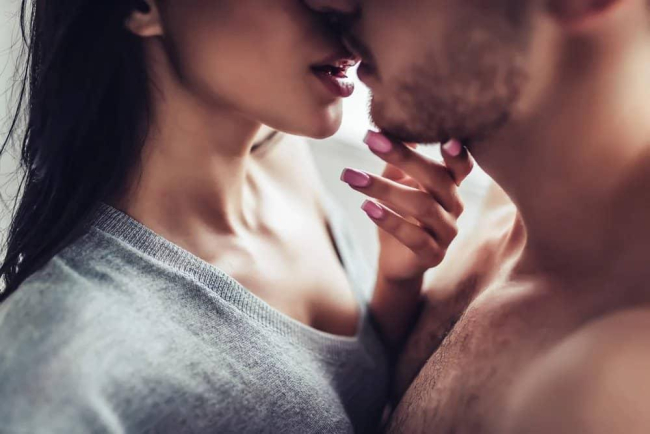Khi hôn nhau con trai có bị kích thích không? Cách hôn kích thích ham muốn của chàng