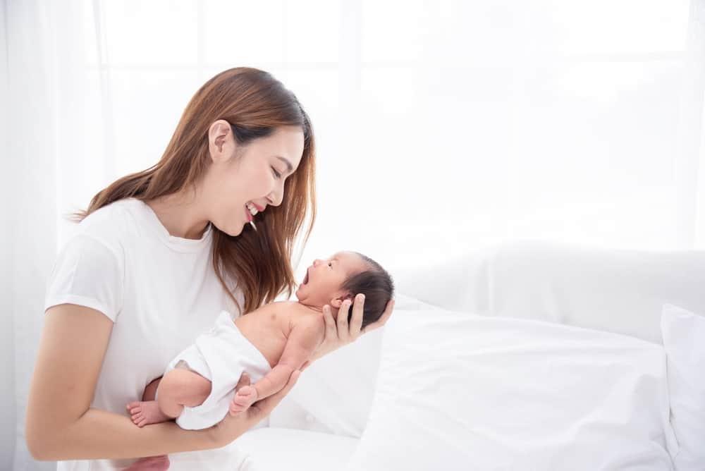 Tại sao không cho trẻ sơ sinh uống nước? Hiểu rõ để nuôi con đúng cách