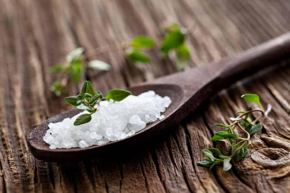 Trị nấm da đầu bằng muối theo dân gian có hiệu quả?