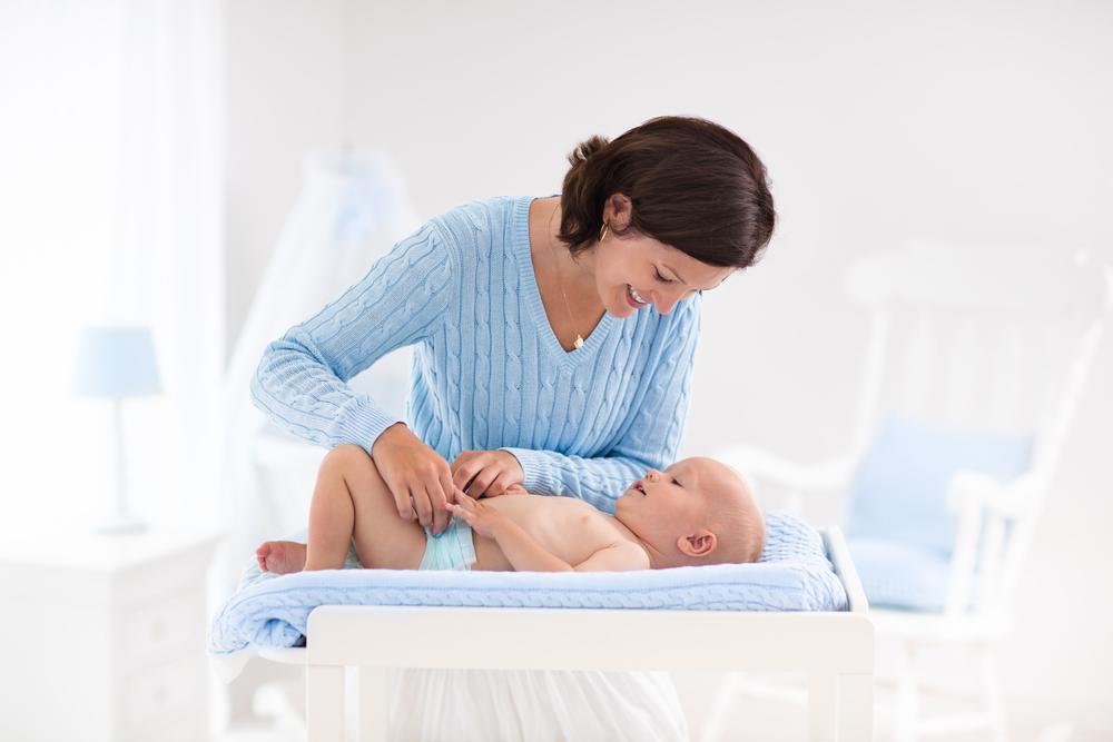 Hướng dẫn cách thay tã cho trẻ sơ sinh và những lưu ý cần biết
