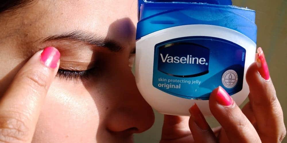 Dưỡng lông mày bằng vaseline có giúp lông mày rậm không?