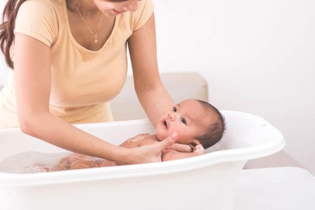 Hướng dẫn pha nhiệt độ nước tắm cho trẻ sơ sinh đúng cách và an toàn