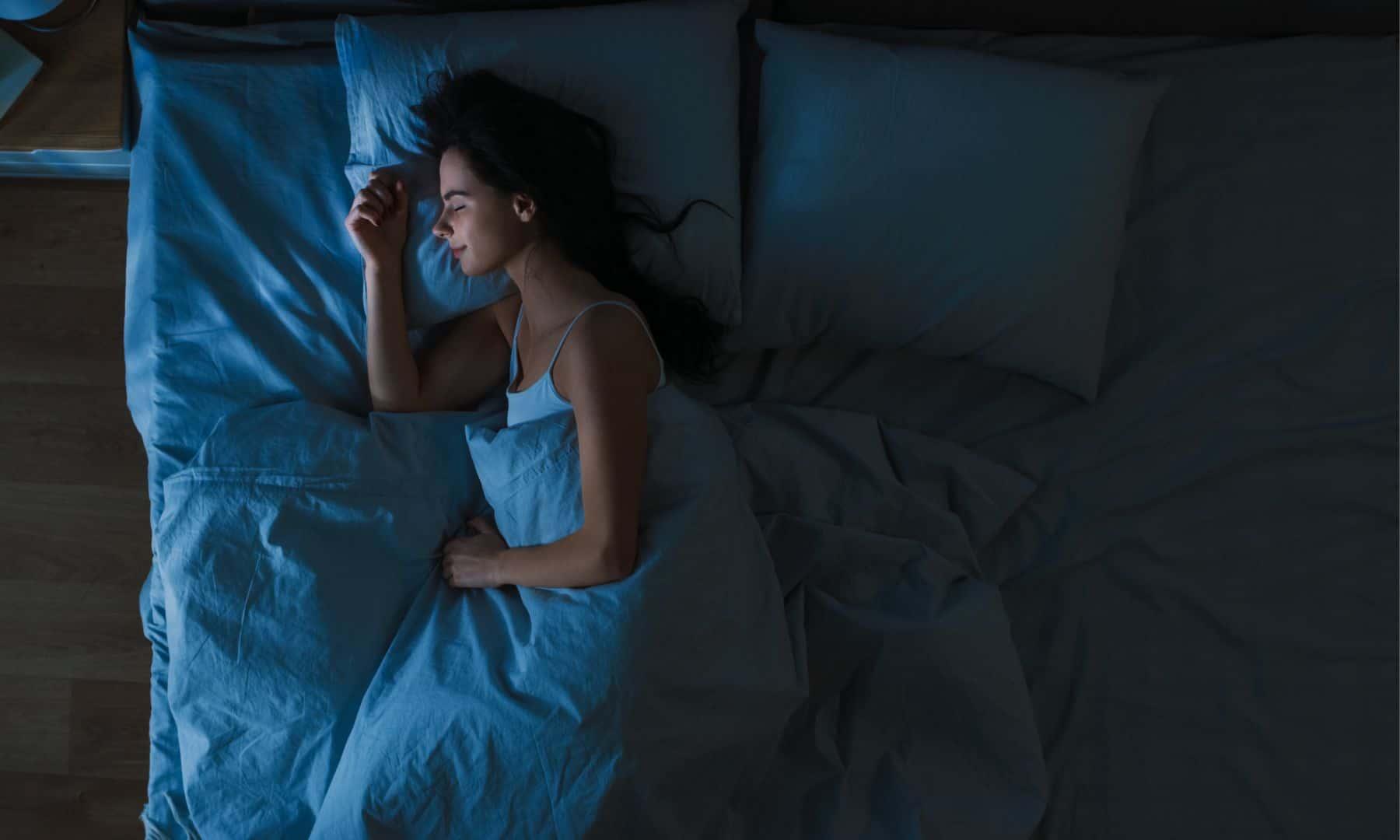 cách để ngủ nhanh và sâu hơn: tắt đèn