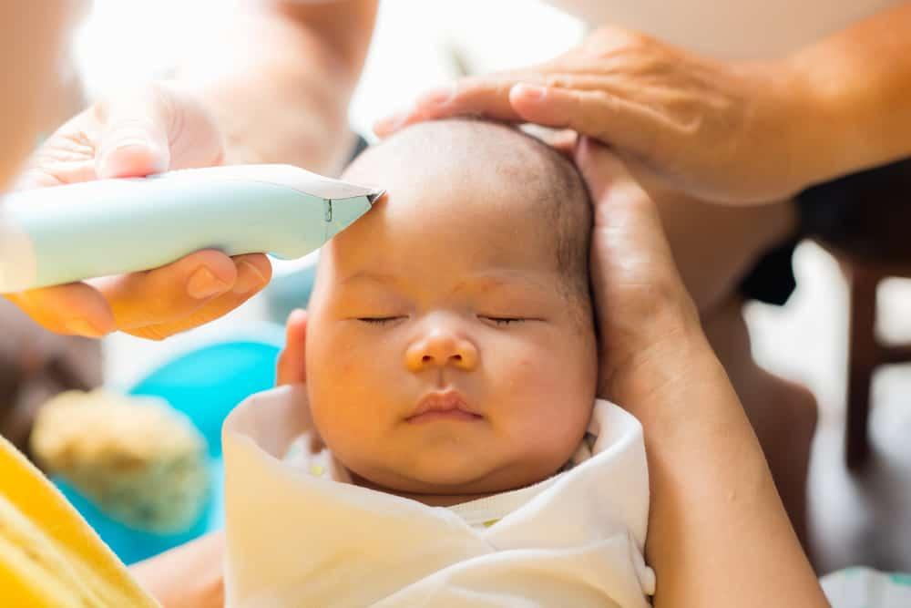 Có nên cắt tóc máu cho trẻ sơ sinh không?
