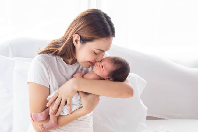Dấu hiệu trẻ sơ sinh bị lạnh - Làm sao giữ ấm cho trẻ đúng cách?