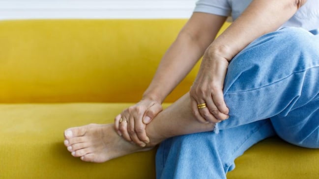 Người hay bị tê tay chân là thiếu chất gì?