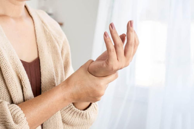 Tê tay trái là bệnh gì? Hiểu rõ để tránh chủ quan