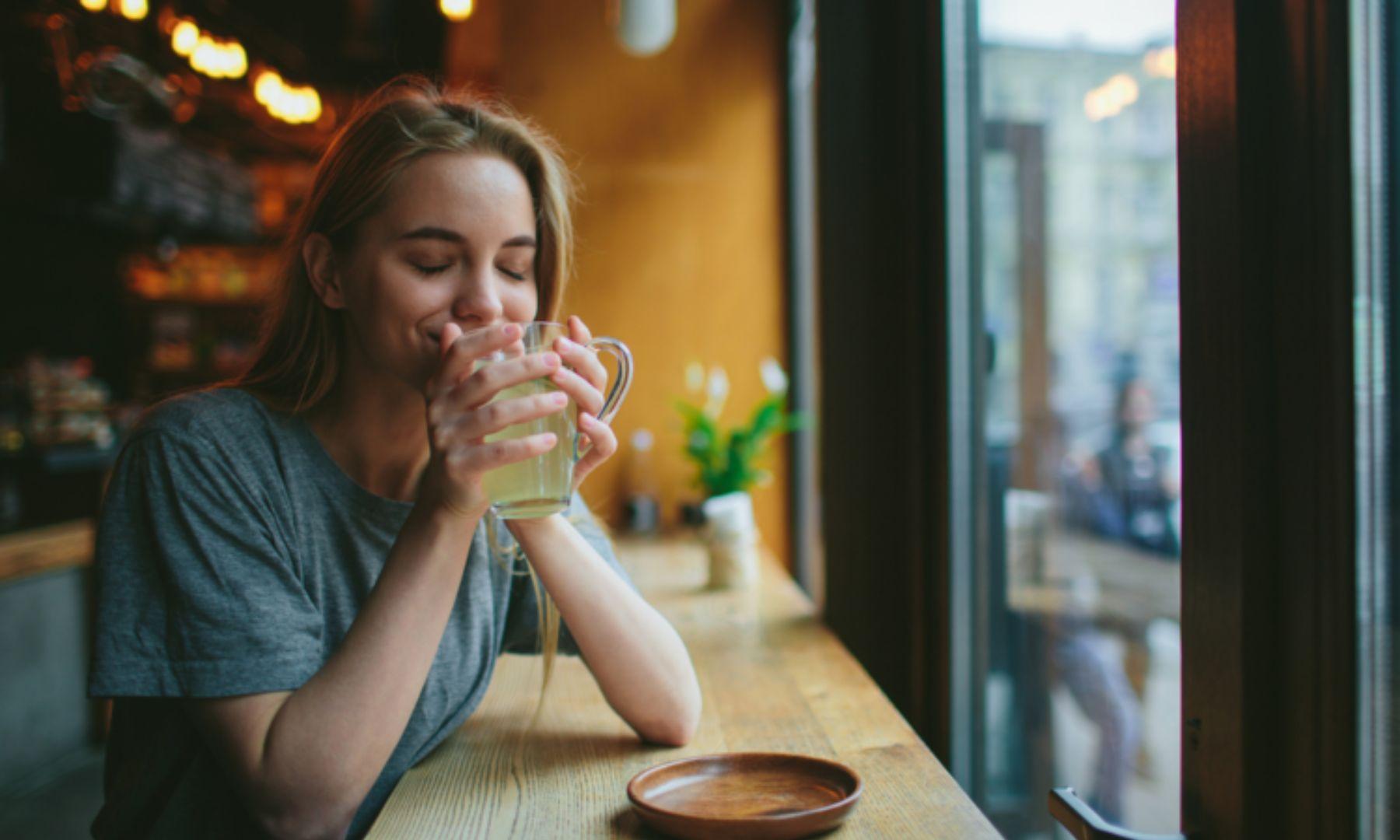 Cách chữa mất ngủ bằng gừng - uống trà gừng