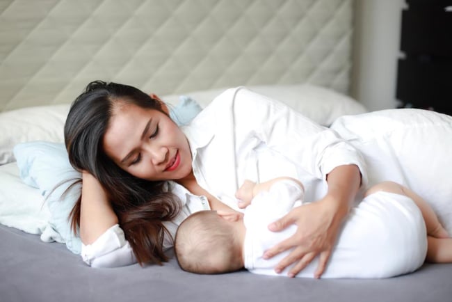 Cách cho con bú nằm giúp mẹ được nghỉ ngơi, bé bú mẹ dễ dàng
