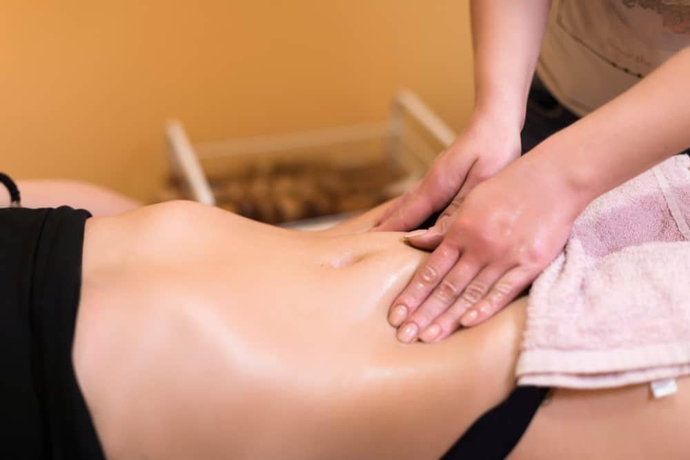 Hướng dẫn cách xoa bụng chữa đầy hơi hiệu quả tại nhà