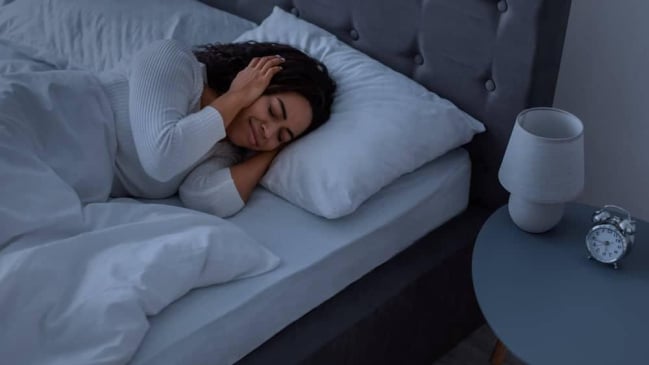 Ù tai khi nằm khiến bạn khó ngủ về đêm - Làm sao cải thiện hiệu quả?