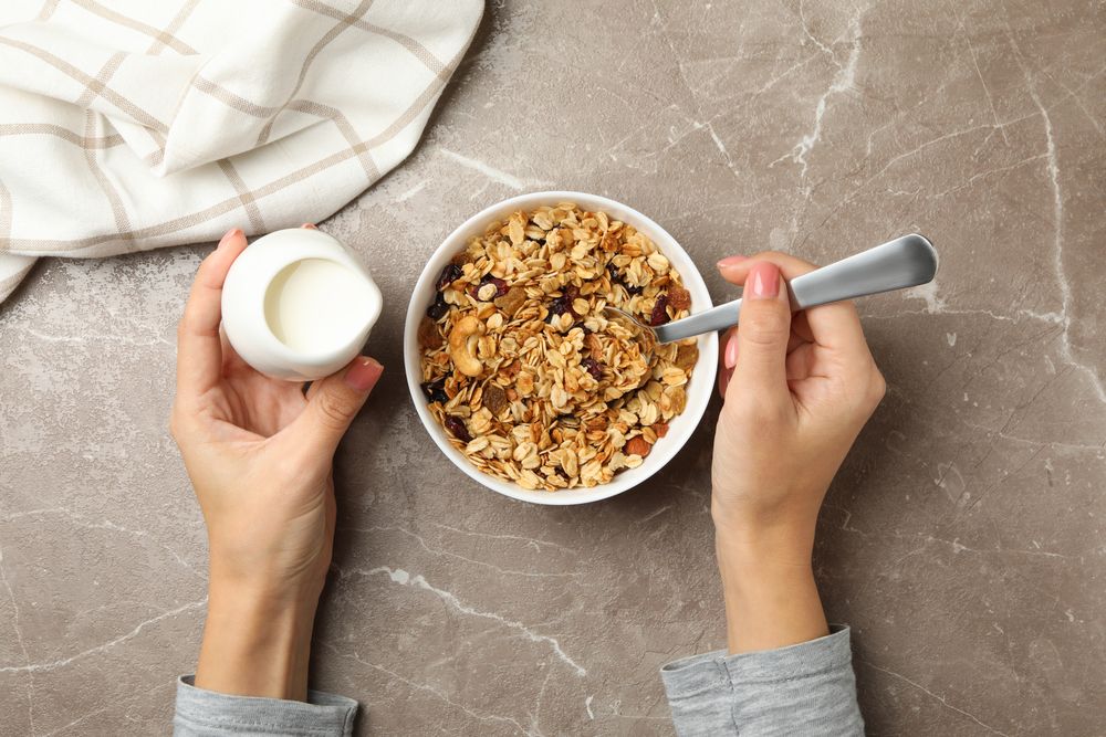 Granola là gì? Lợi ích dinh dưỡng và những lưu ý an toàn khi ăn hạt granola