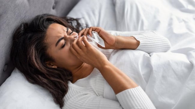 Vì sao nằm điều hòa bị nghẹt mũi? 6+ mẹo cần biết khi ngủ máy lạnh