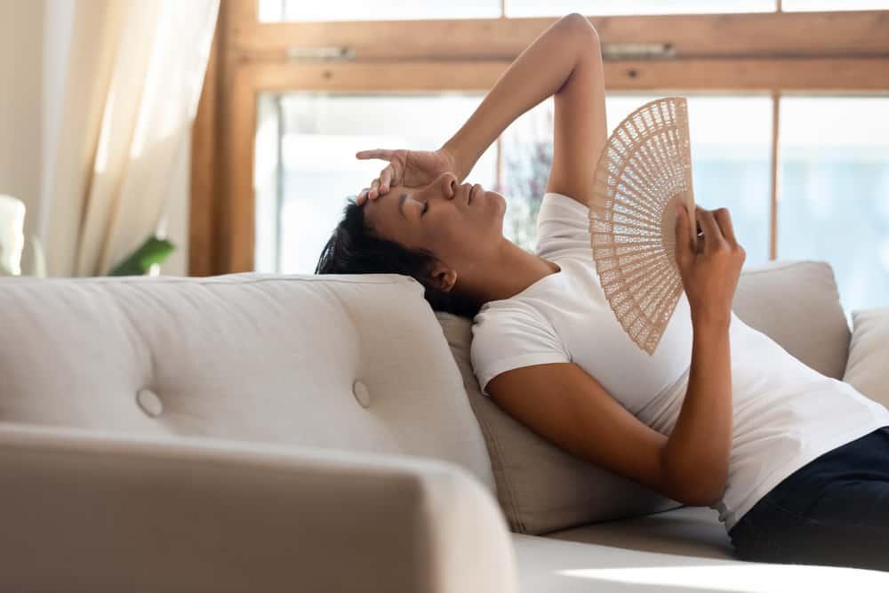 Nóng trong người: Nguyên nhân và cách điều trị