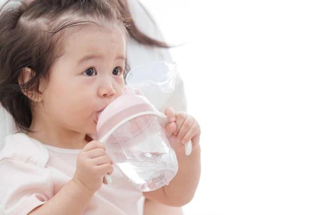 Trẻ nhỏ, trẻ sơ sinh mấy tháng được uống nước? Uống nước sớm có sao không?