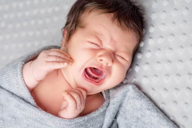 Bé đang ngủ tự nhiên khóc thét lên: Bình thường hay bất thường?