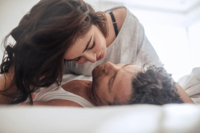 Tần suất quan hệ theo độ tuổi cho nam giới và nữ giới