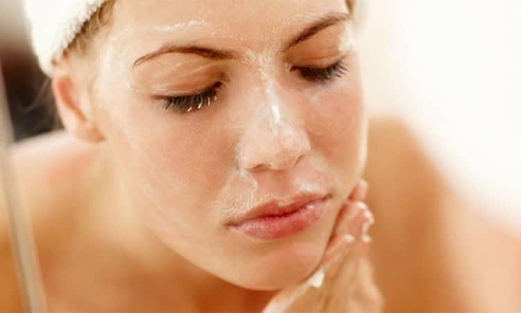 Tẩy da chết trước hay rửa mặt trước? Thứ tự nào đúng?