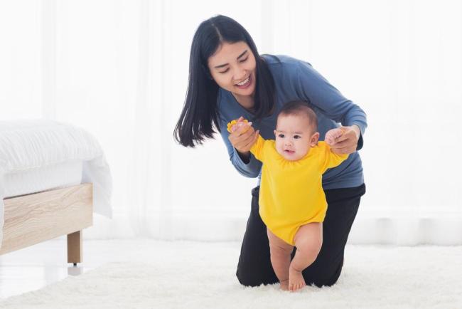 Trẻ mấy tháng biết đứng? Tìm hiểu ngay để không bỏ lỡ mốc phát triển của con