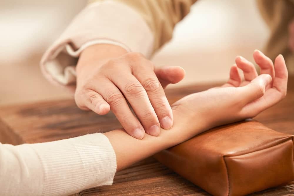 Nhìn cổ tay biết có thai chính xác không? Dấu hiệu nào giúp nhận biết