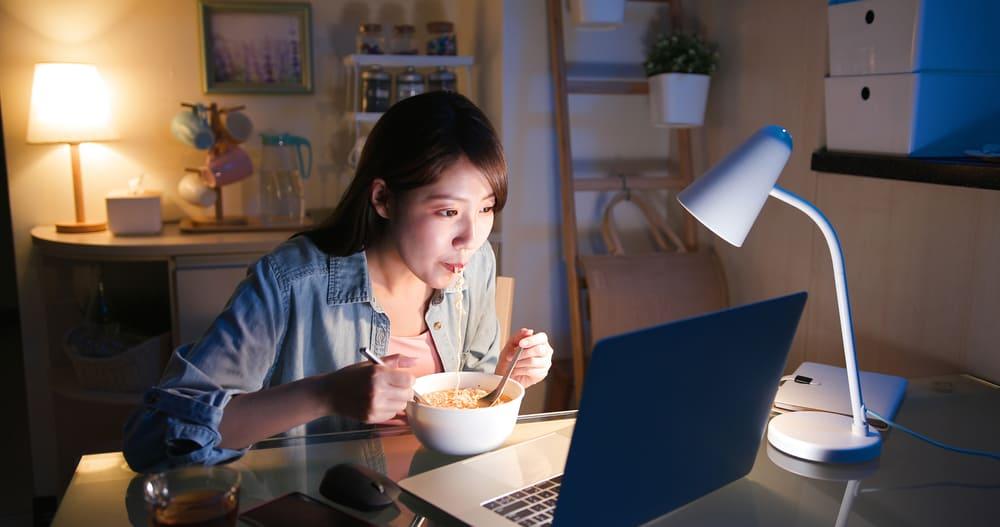 Chuyên gia giải đáp: Ăn đêm có béo không?